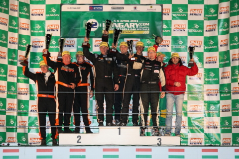 Oranje getint podium na 12uur probleemloos racen